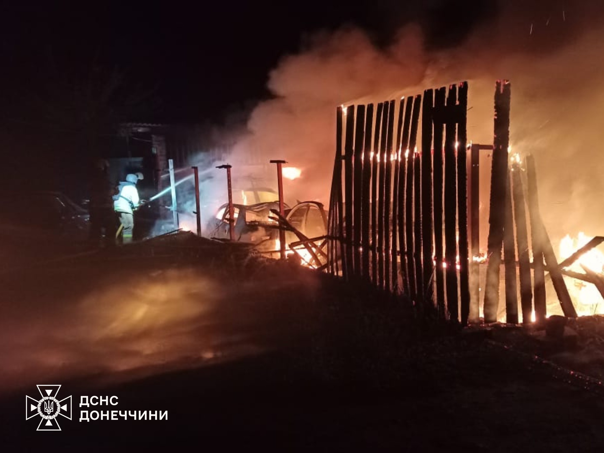 Після удару дрона у Краматорську згоріли автомобілі та господарська споруда (фото) - Фото №1