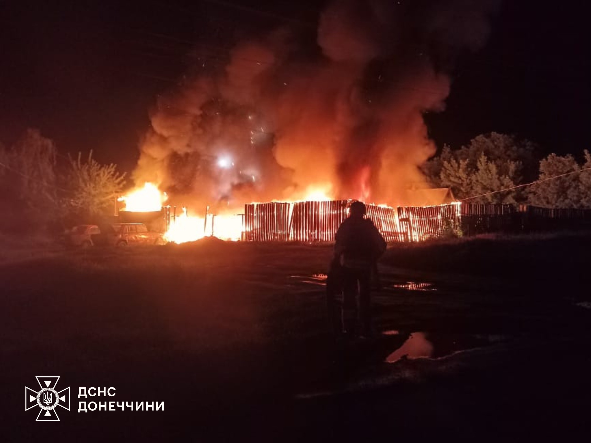 Після удару дрона у Краматорську згоріли автомобілі та господарська споруда (фото) - Фото №2
