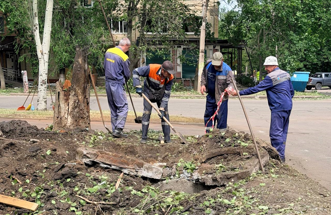 У Краматорську ліквідовують наслідки авіаудару: росіяни пошкодили 12 багатоповерхівок (фото) - Фото №1