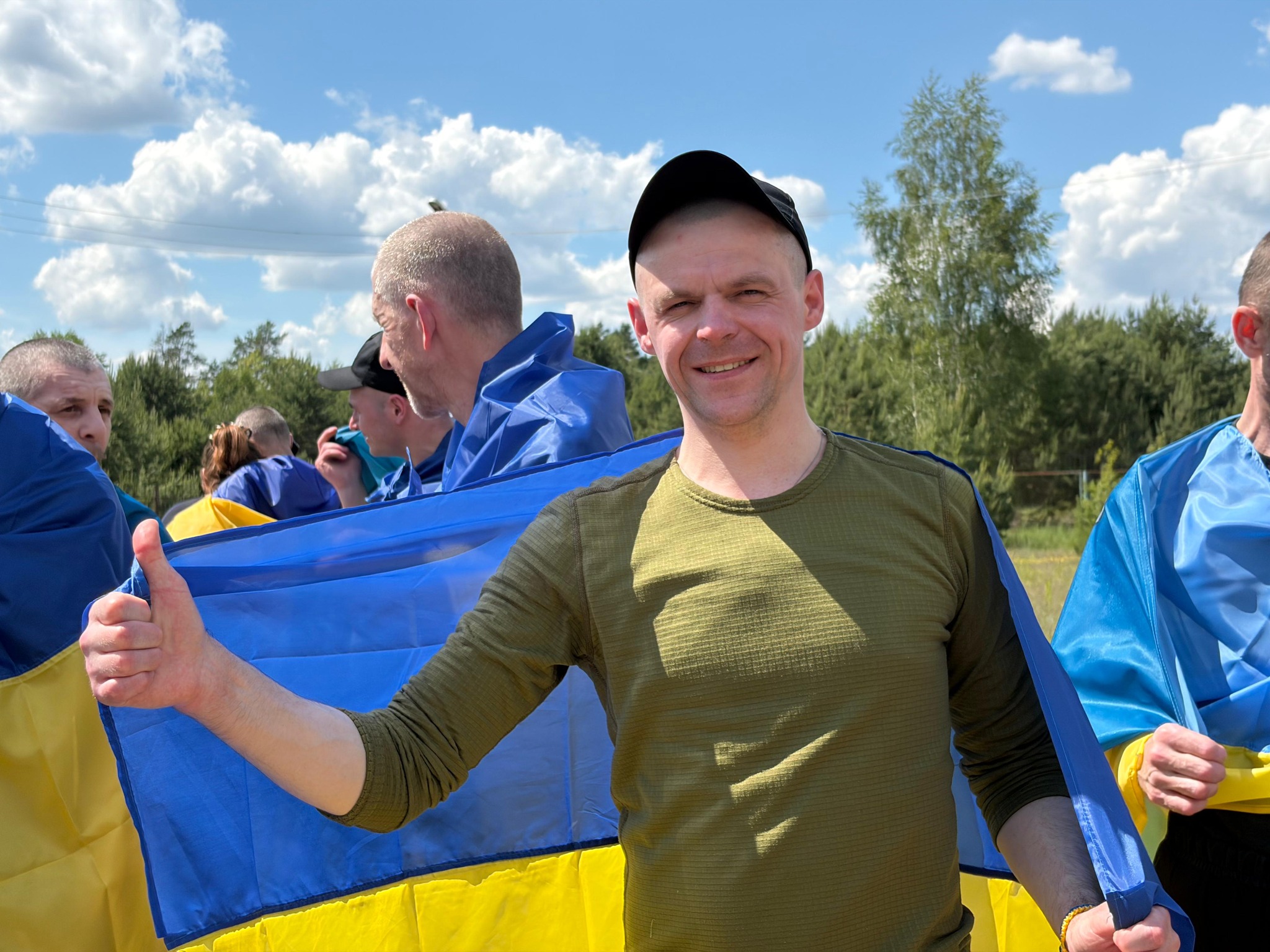 Серед визволених – учасник повітряного мосту до «Азовсталі»: з полону повернули 186 захисників (фото) - Фото №1