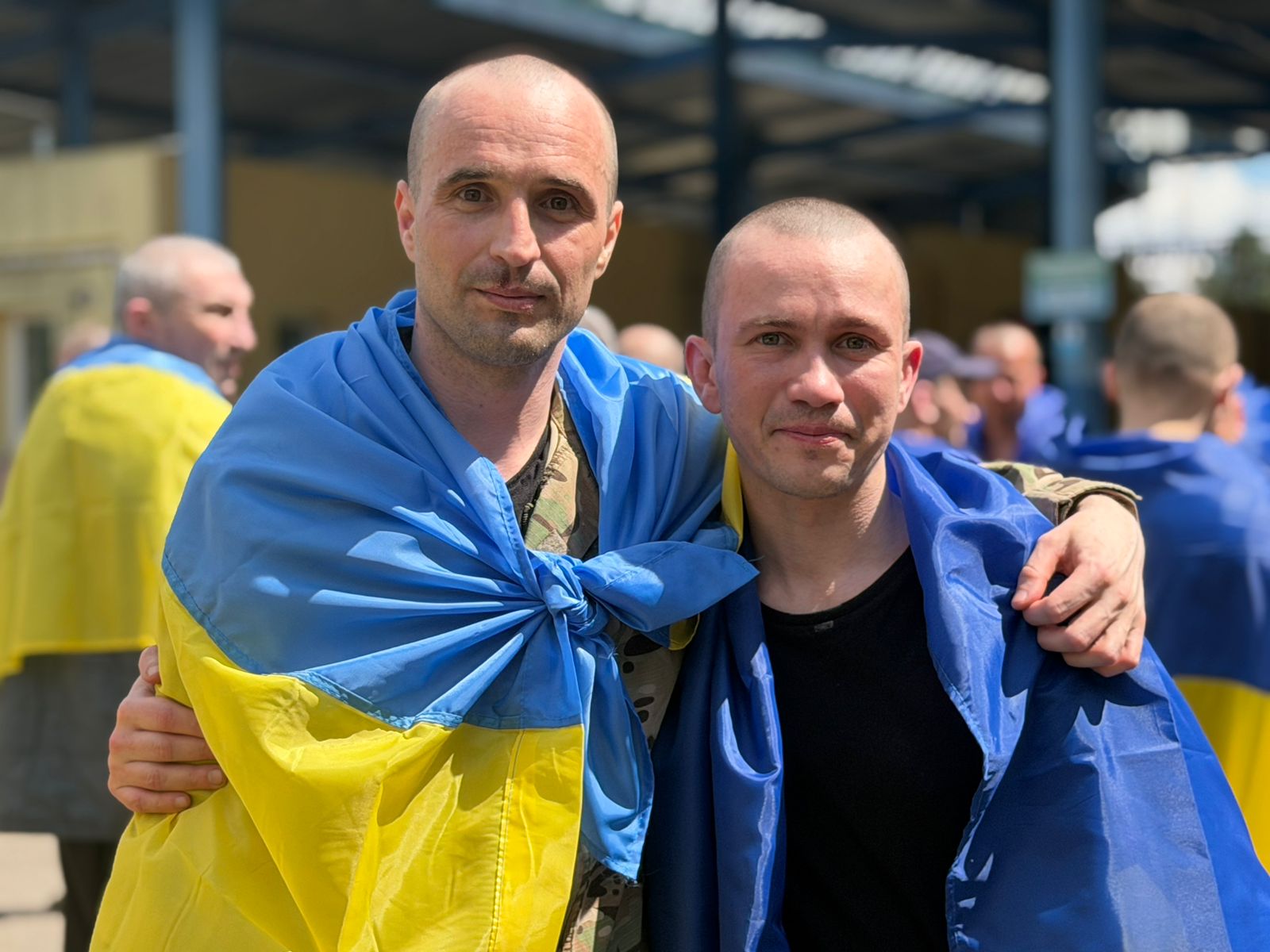 Серед визволених – учасник повітряного мосту до «Азовсталі»: з полону повернули 186 захисників (фото) - Фото №4
