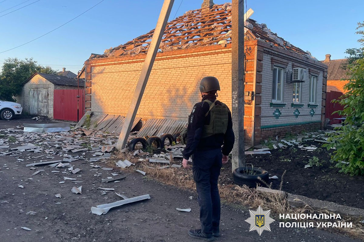 Пошкодили 14 будинків, є загиблий та поранені: окупанти атакували Донеччину (фото) - Фото №4