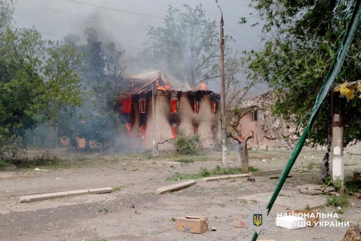 Пошкодили 14 будинків, є загиблий та поранені: окупанти атакували Донеччину (фото) - Фото №2