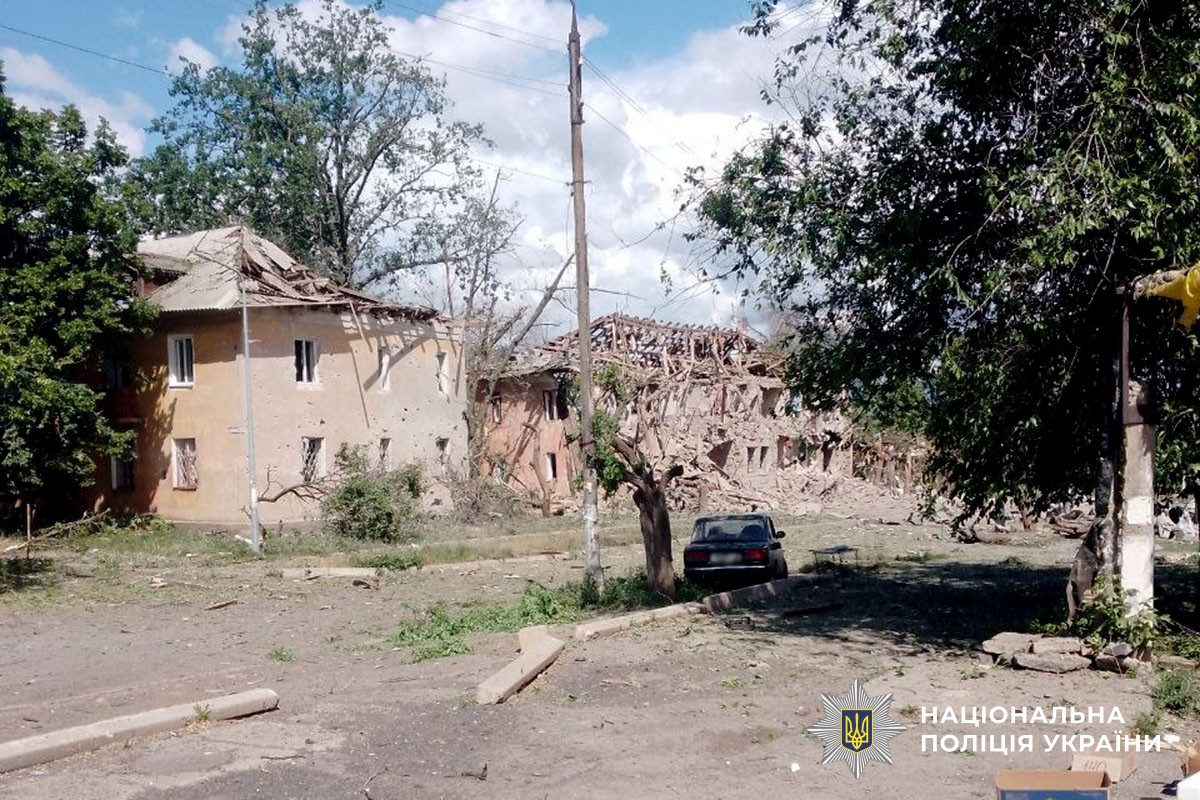 Пошкодили 14 будинків, є загиблий та поранені: окупанти атакували Донеччину (фото) - Фото №3